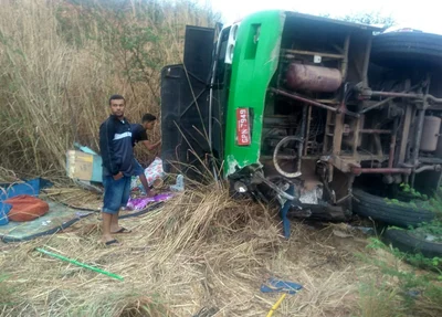 Ônibus tomba com romeiros a caminho de Juazeiro do Norte 