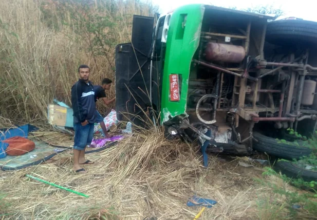Ônibus tomba com romeiros a caminho de Juazeiro do Norte 