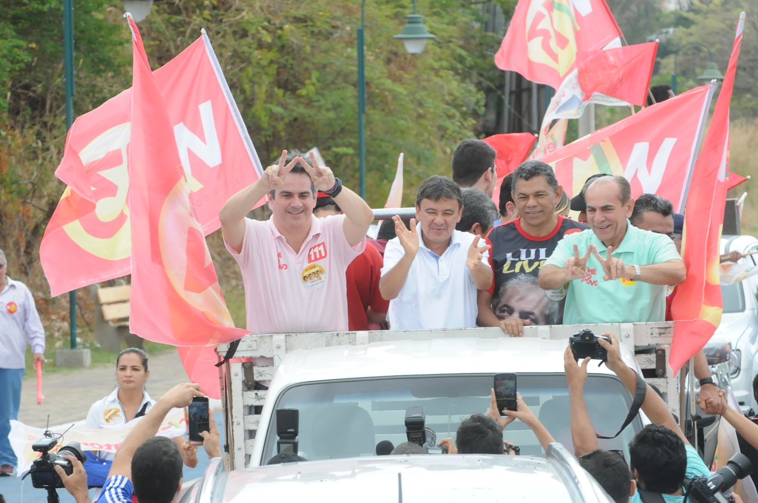 Wellington Dias participa de caminhada na zona norte de Teresina