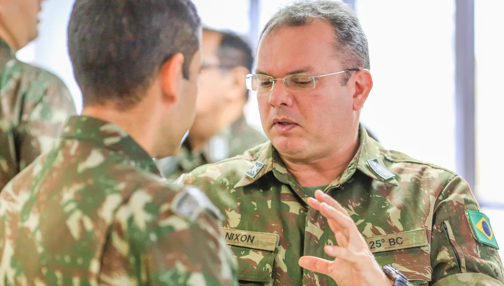 Coronel Nixon conversando com o General do Exército