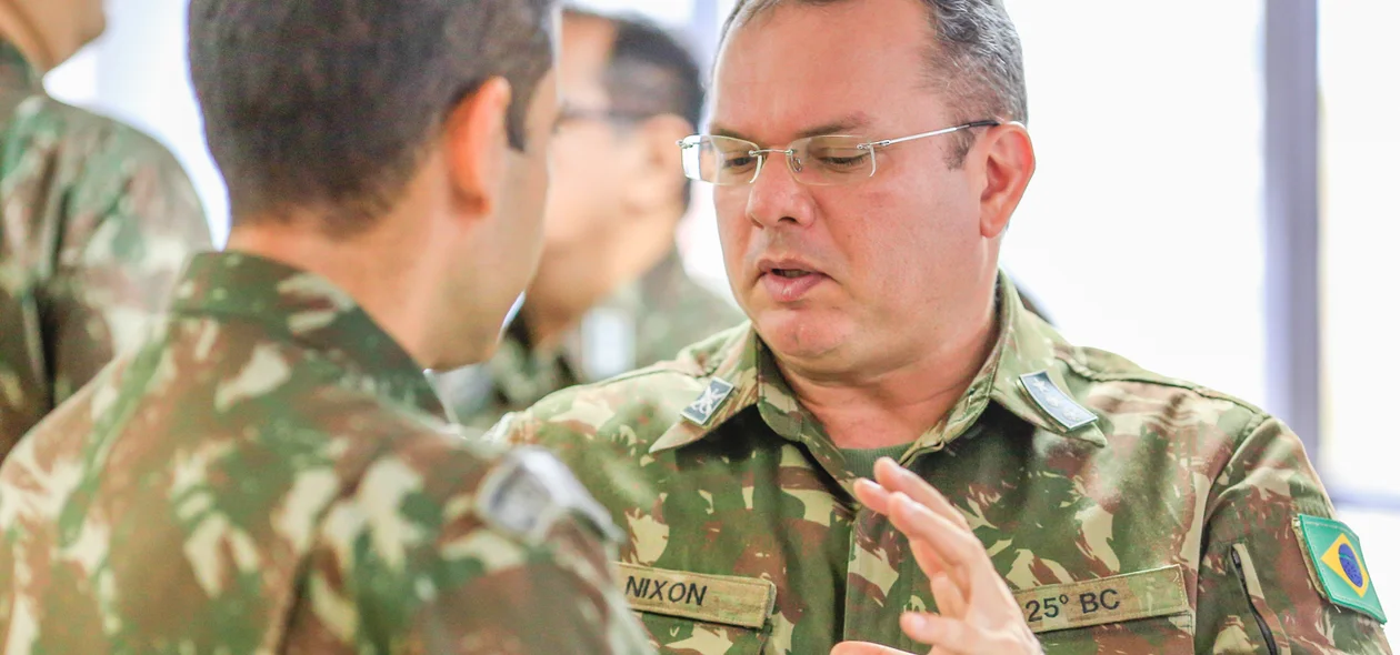 Coronel Nixon conversando com o General do Exército