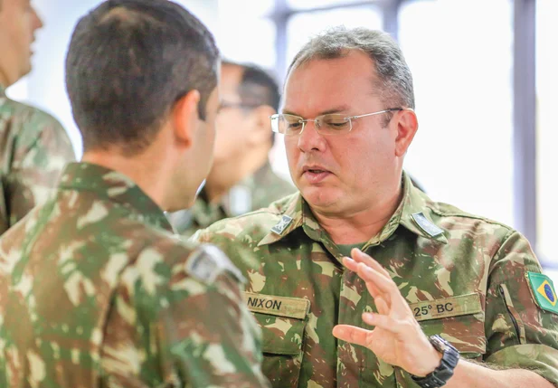 Coronel Nixon conversando com o General do Exército