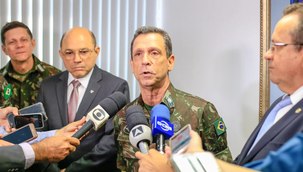 General Cunha durante seu pronunciamento