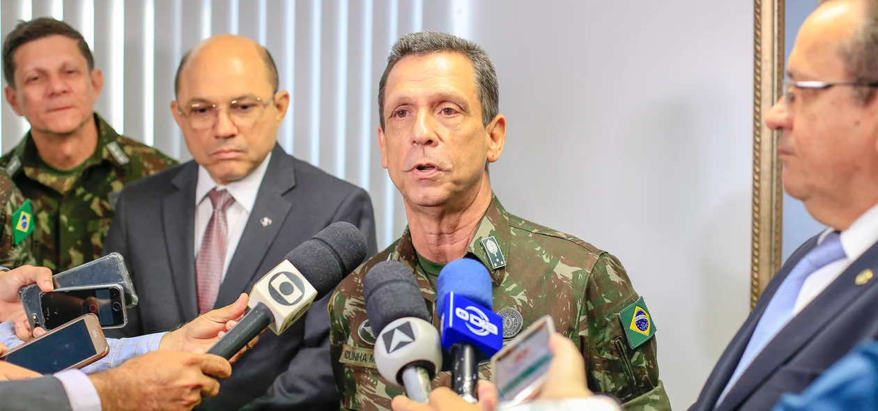General Cunha durante seu pronunciamento