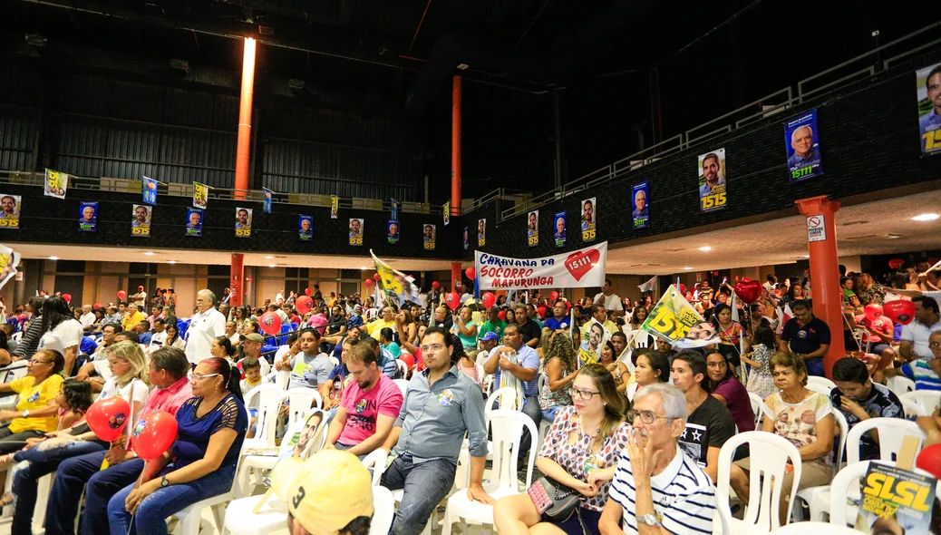 Público prestigiando o deputado Themístocles Filho 