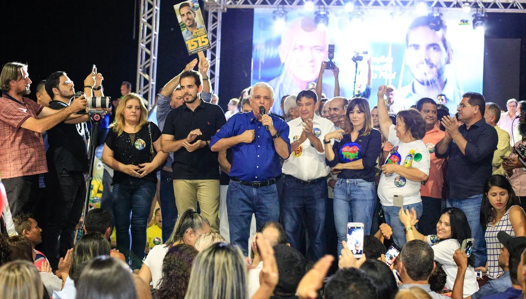 Themístocles Filho discursando 
