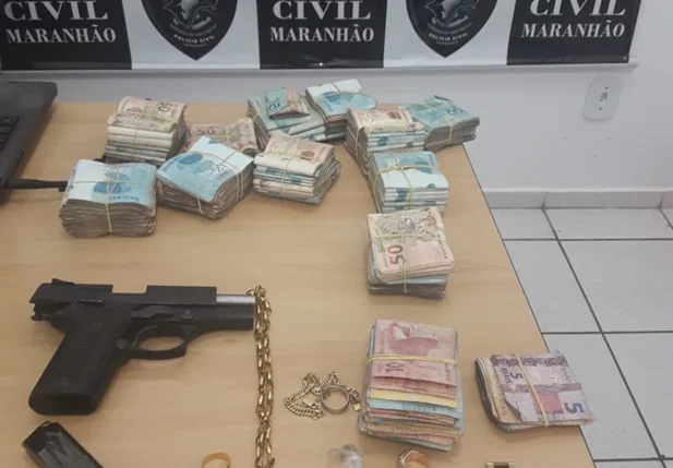 Arma e dinheiro apreendido pela Senarc