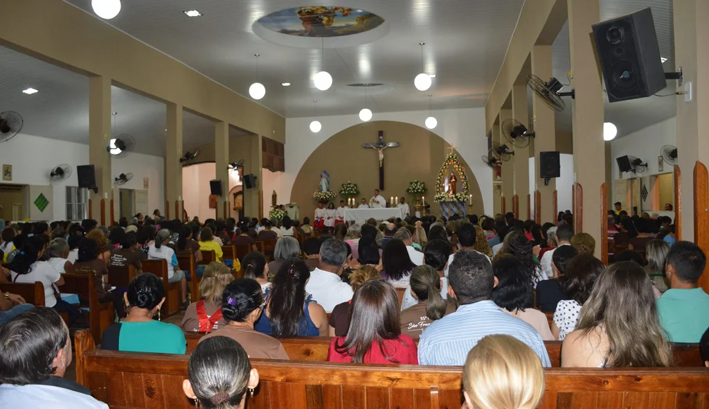 Centenas de fieis participam da Festa de São Francisco de Assis
