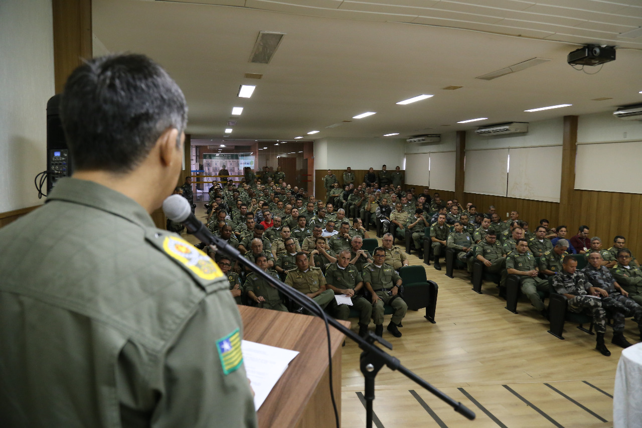 Coronel Lindomar passando as informações para a corporação 