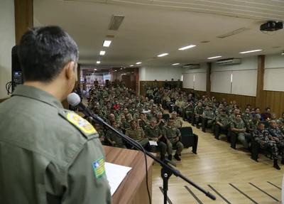 Coronel Lindomar passando as informações para a corporação 