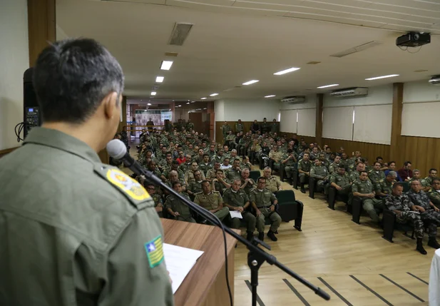 Coronel Lindomar passando as informações para a corporação 
