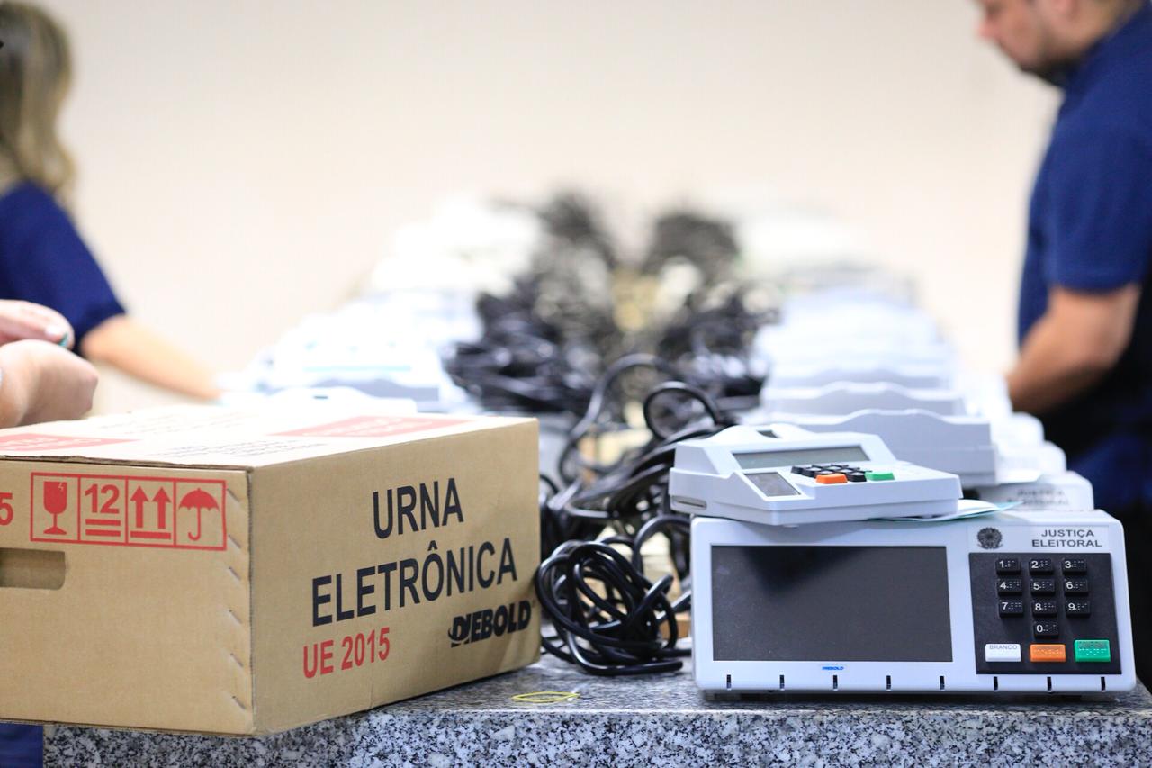 Dados são inseridos em urnas no TRE-PI