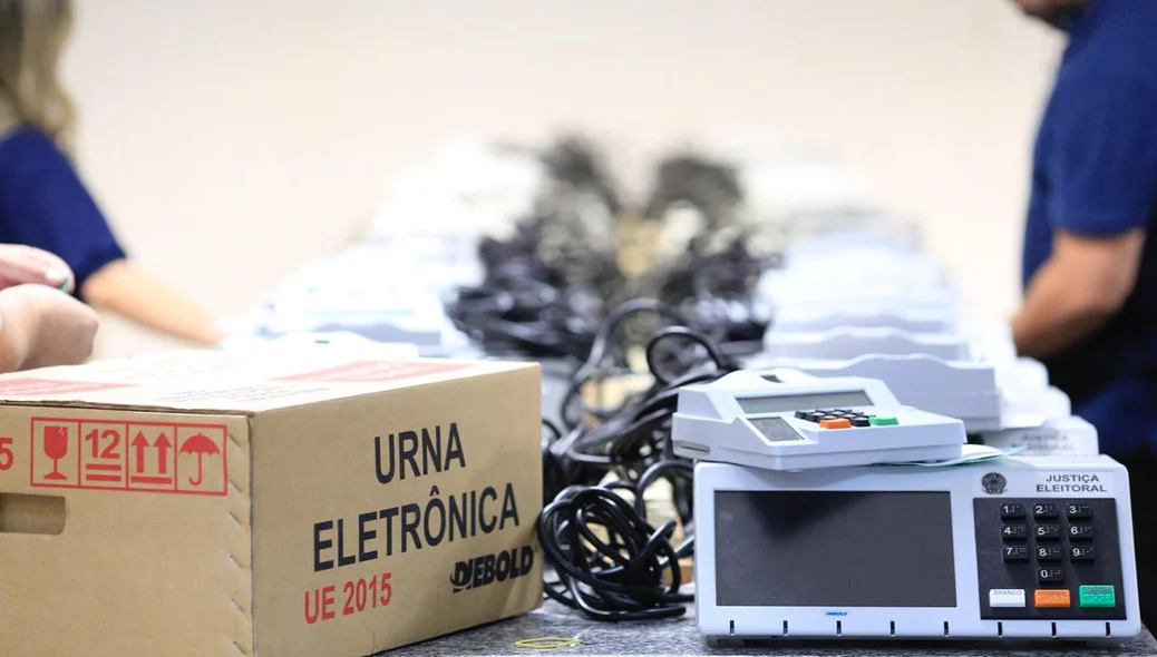 Dados são inseridos em urnas no TRE-PI