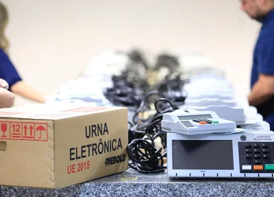 Dados são inseridos em urnas no TRE-PI