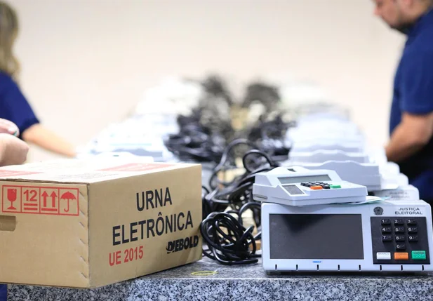 Dados são inseridos em urnas no TRE-PI