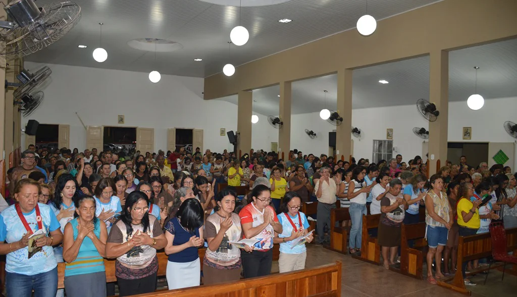 Devotos lotam igreja do bairro Junco