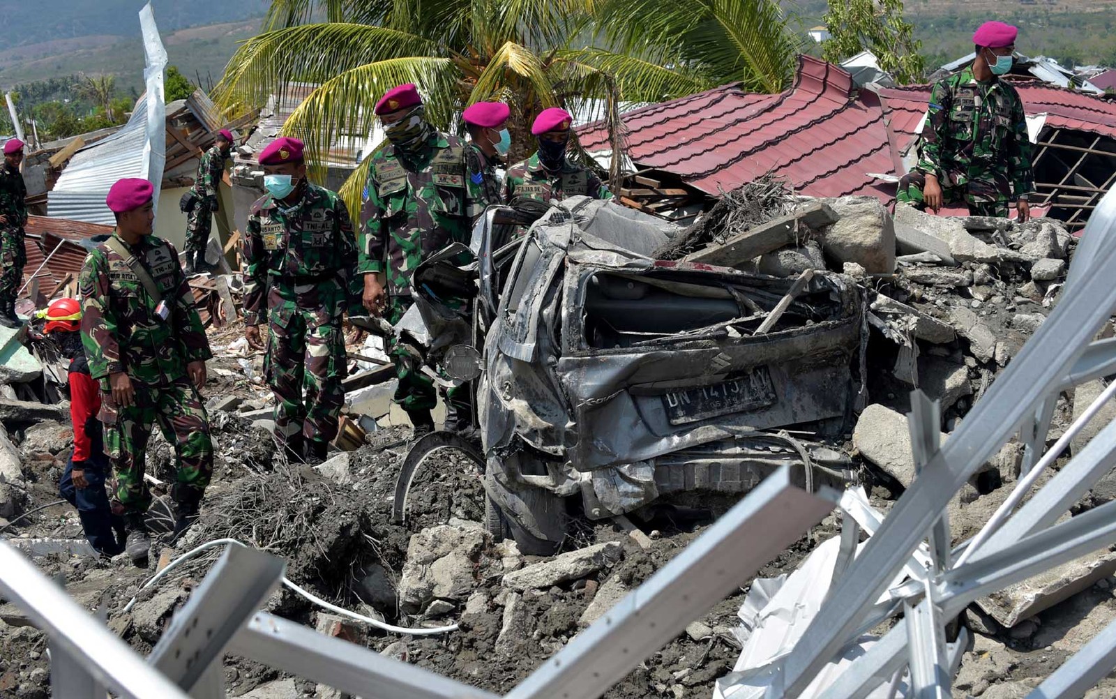 Equipe de resgate procura sobreviventes após terremotos e tsunami na Indonésia