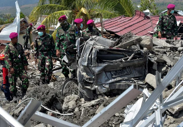 Equipe de resgate procura sobreviventes após terremotos e tsunami na Indonésia