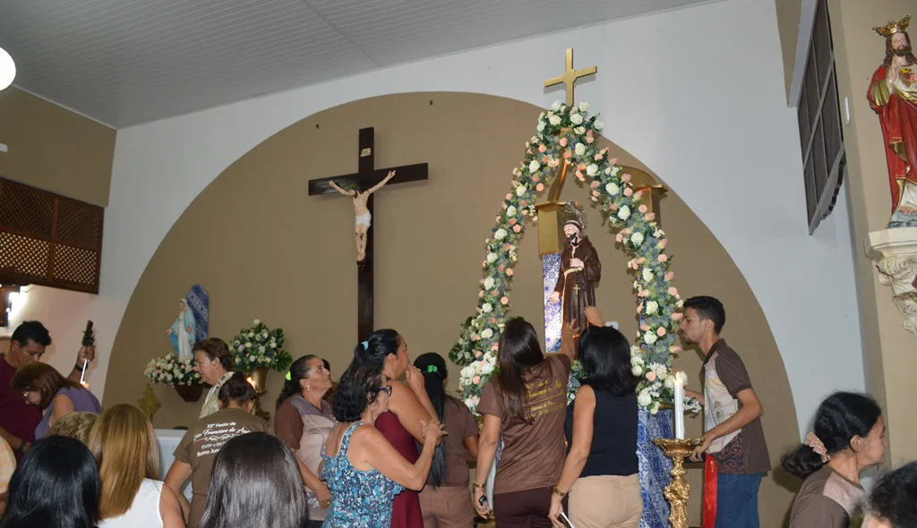 Fiéis reverenciam imagem de São Francisco de Assis