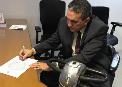 Juiz José Olindo Gil Barbosa assina termo de posse