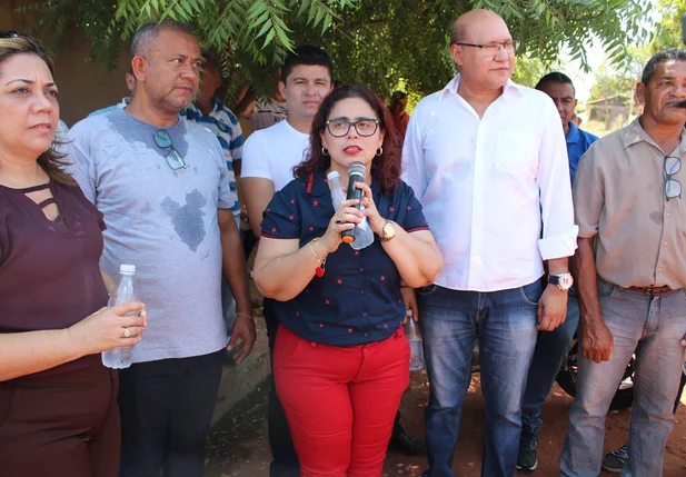 Prefeita Patrícia Leal entrega obra de calçamento em Altos