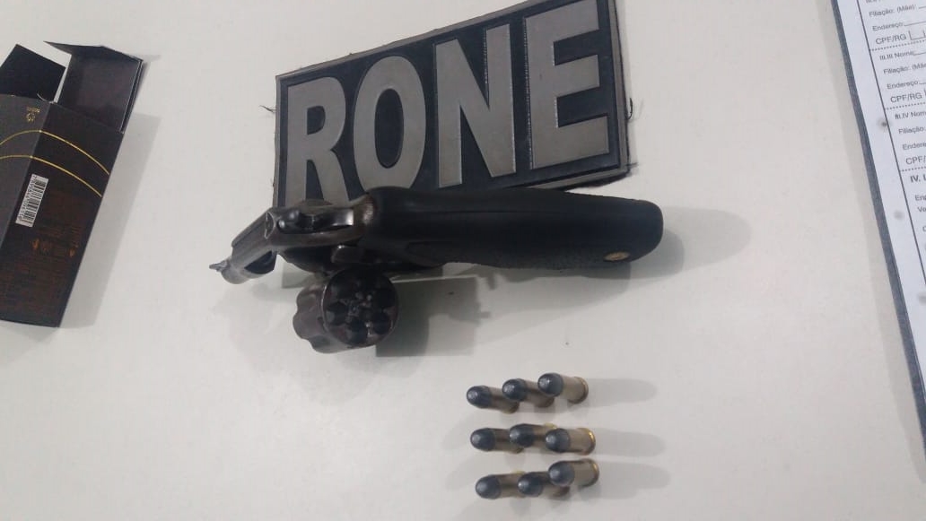Revólver calibre 38 e nove munições que foram apreendidas pelo RONE