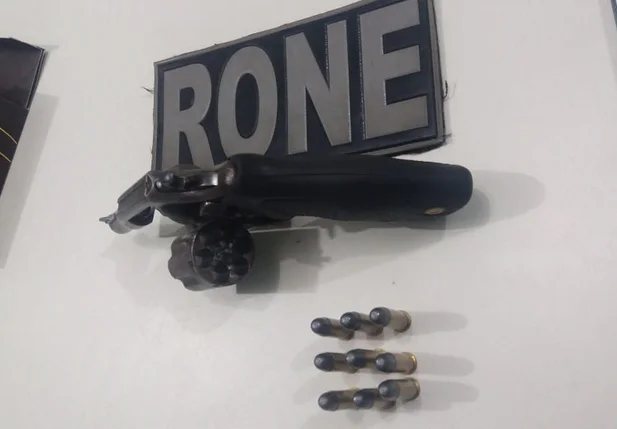Revólver calibre 38 e nove munições que foram apreendidas pelo RONE