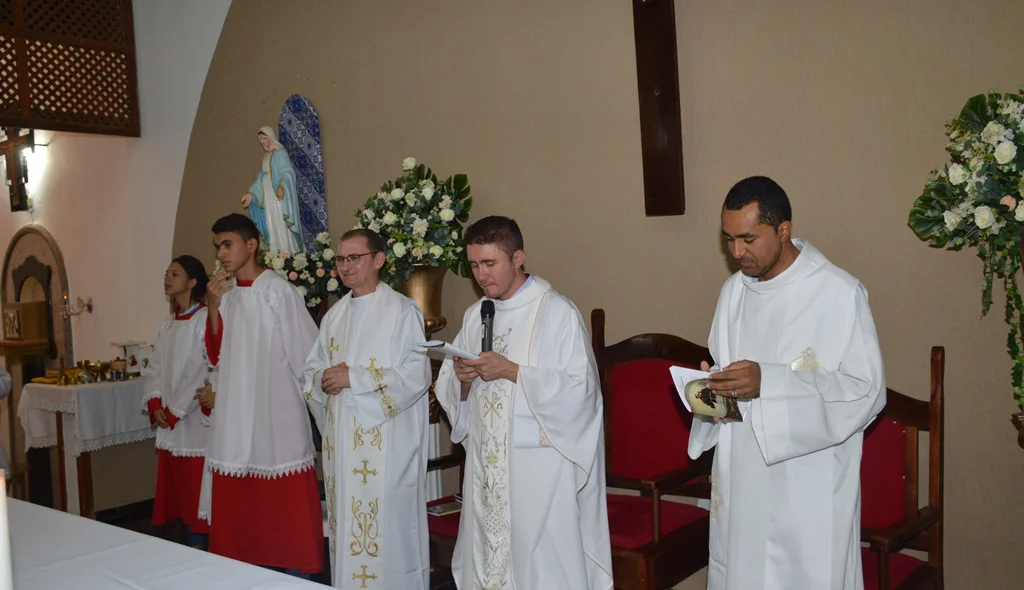 Sacerdotes comandam celebração
