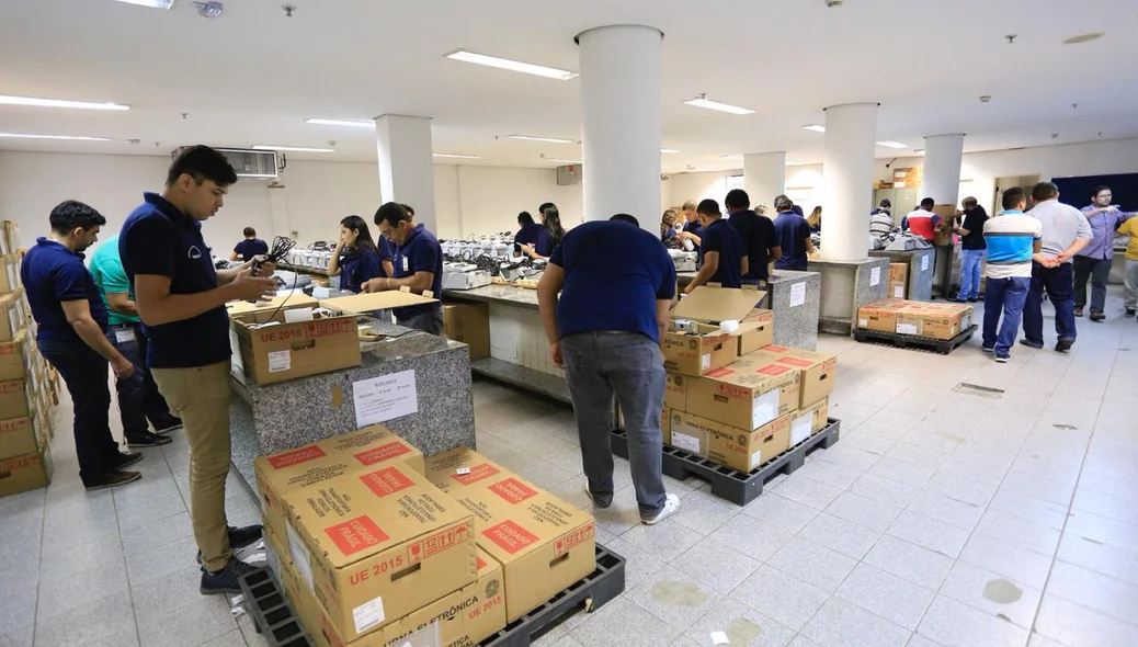 Servidores do TRE-PI analisam urnas