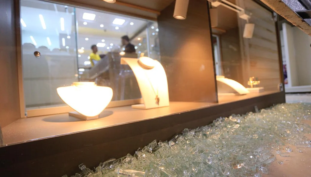 As vitrines onde ficam expostos os produtos foram quebradas pelos bandidos
