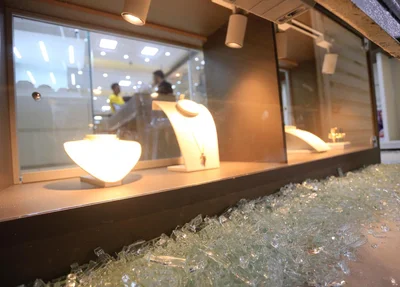 As vitrines onde ficam expostos os produtos foram quebradas pelos bandidos