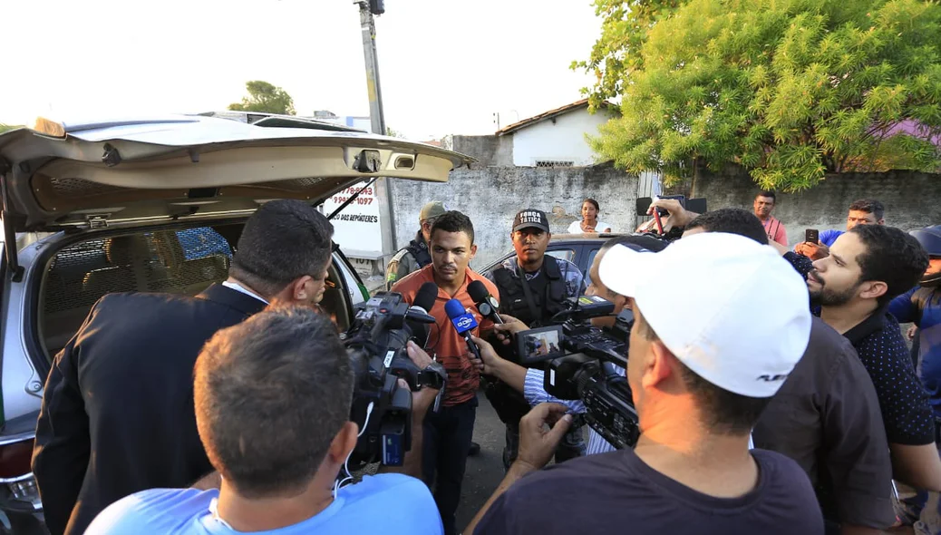 Suspeito de assalto chegando a Central de Flagrantes após prisão