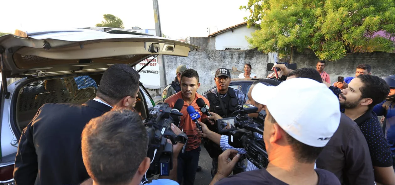 Suspeito de assalto chegando a Central de Flagrantes após prisão