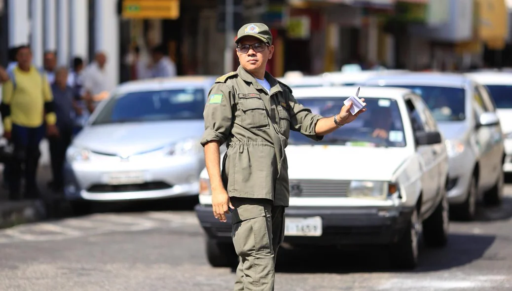 Policiais controlam o trânsito no local 