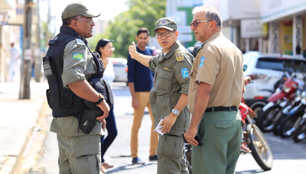 Vários policiais foram ao local 