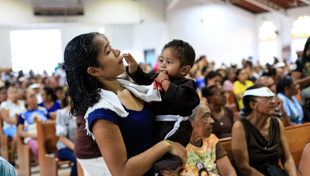Criança participando da procissão 