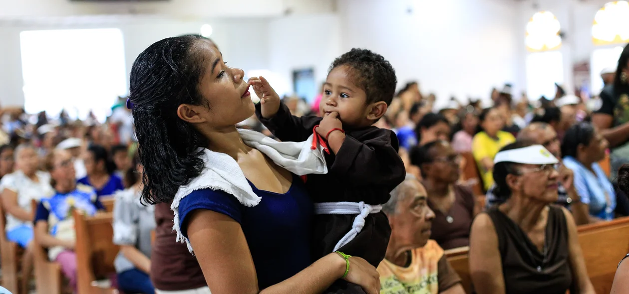 Criança participando da procissão 