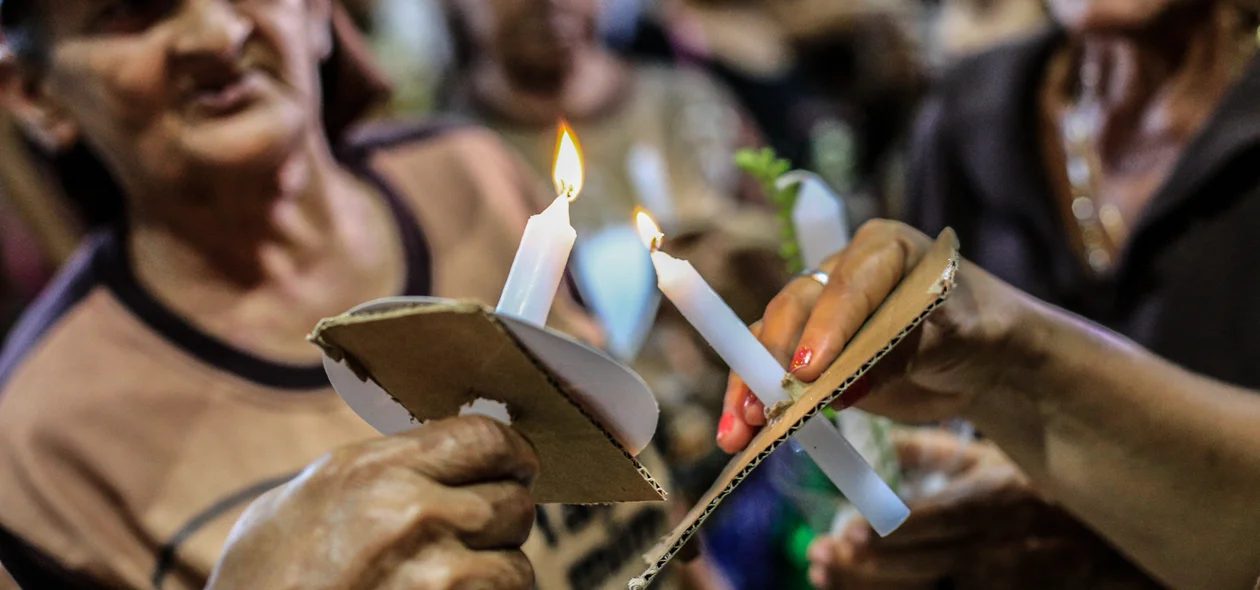 Fiéis acendendo a vela 