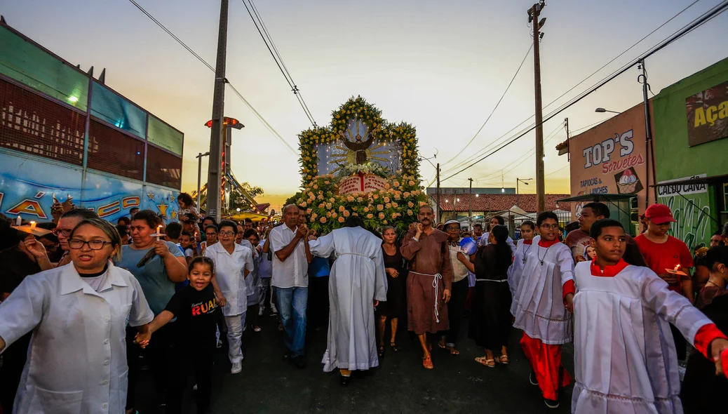 Fiéis carregando o santo São Francisco