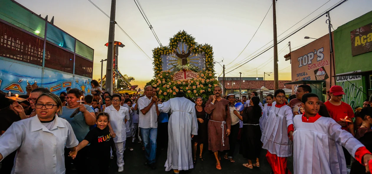 Fiéis carregando o santo São Francisco