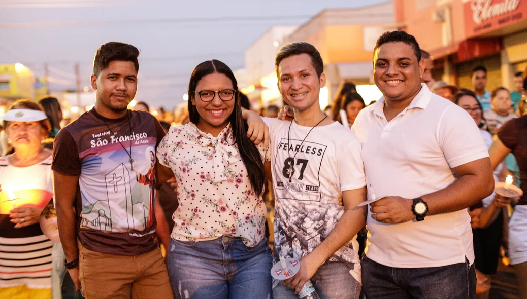 Fiéis na procissão 