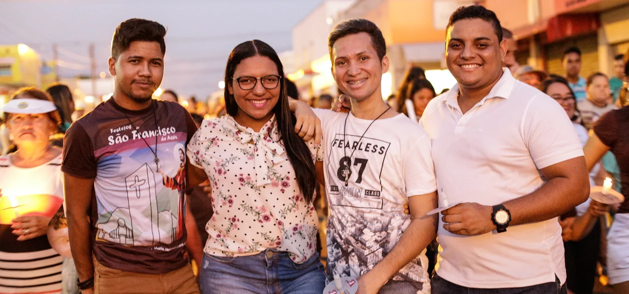 Fiéis na procissão 