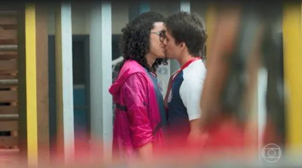 Malhação exibe pela primeira vez beijo entre dois homens
