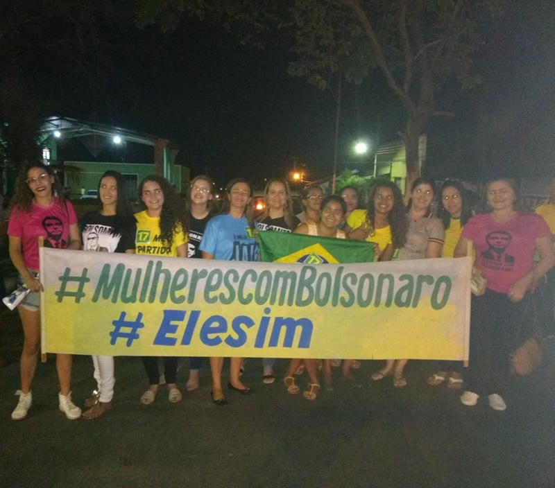 Mulheres participam de ato pró-Bolsonaro em Santa Cruz do Piauí 