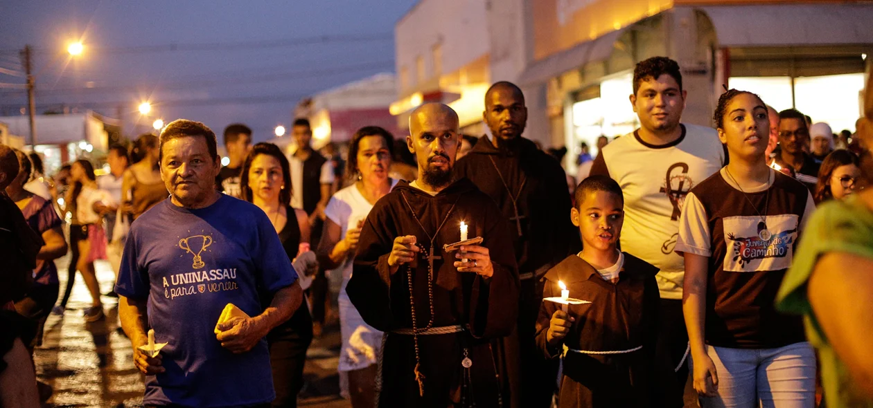 Procissão de São Francisco reúne milhares de fiéis 