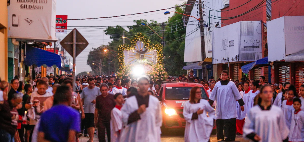 Procissão no bairro Dirceu 