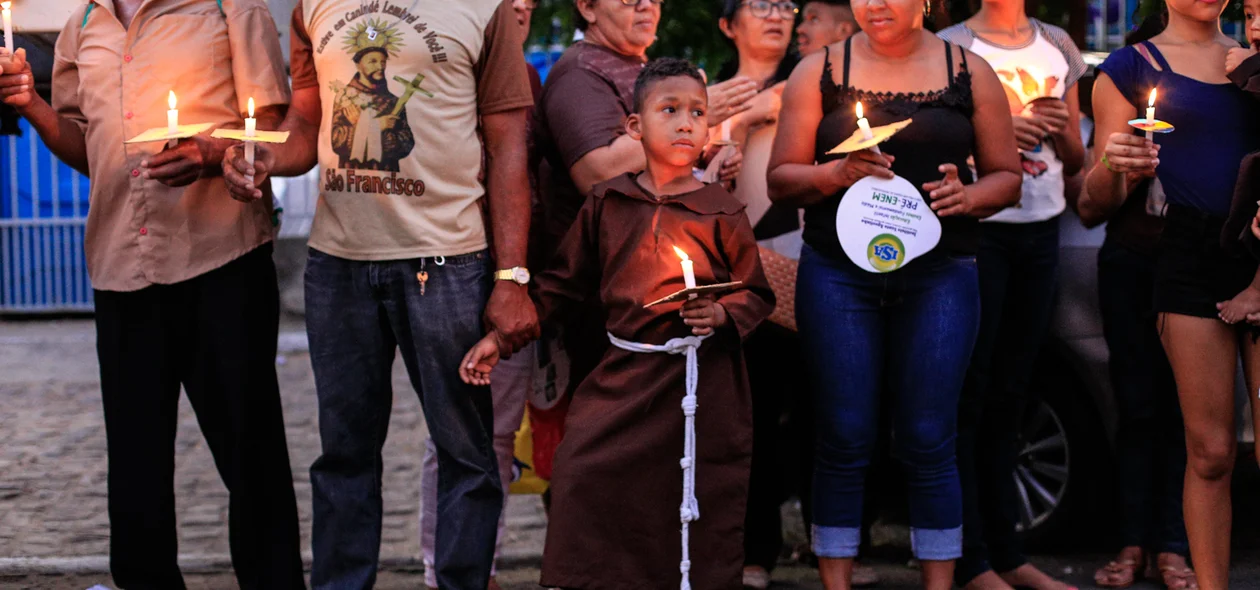 Varias crianças participam da procissão de São Francisco 