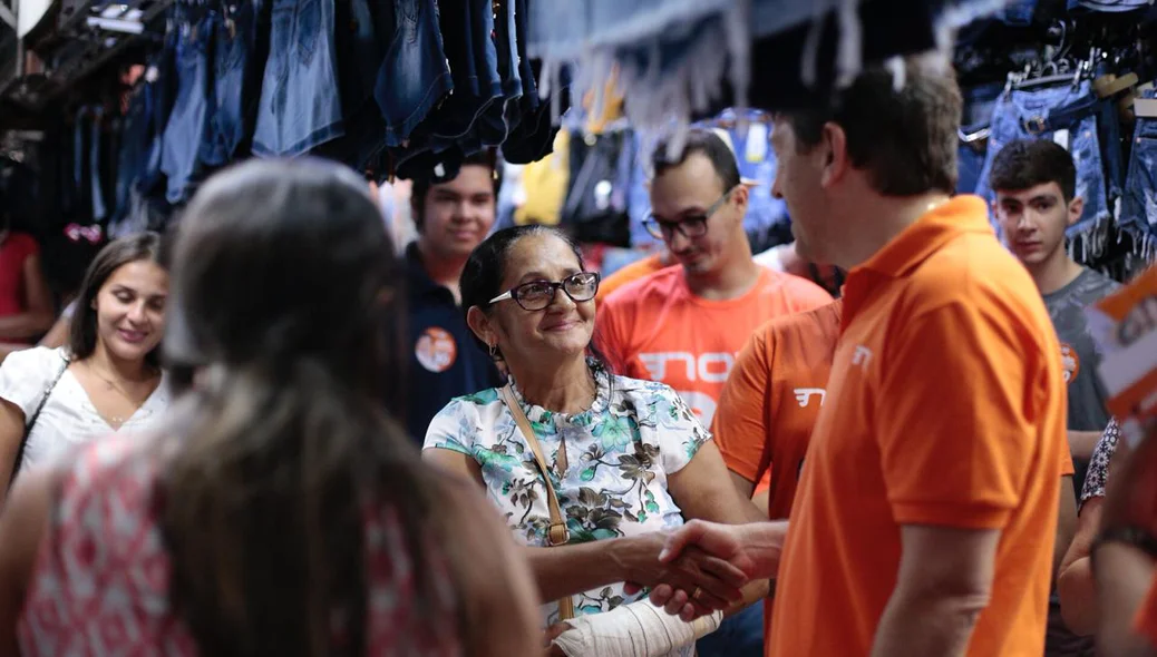 Amoêdo fez corpo a corpo no Shopping da Cidade