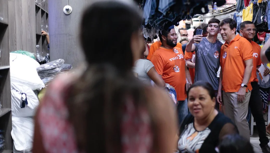 Após falar com os comerciantes e populares, Amoêdo deu entrevista na Rádio do Shopping da Cidade