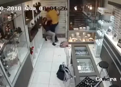Câmera flagra ação dos bandidos em tentativa de assalto a joalheria